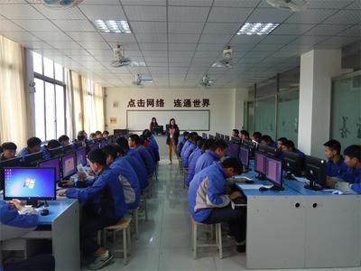 成都石化工業學校汽修服裝科成功舉辦計算機操作員技能鑒定考試